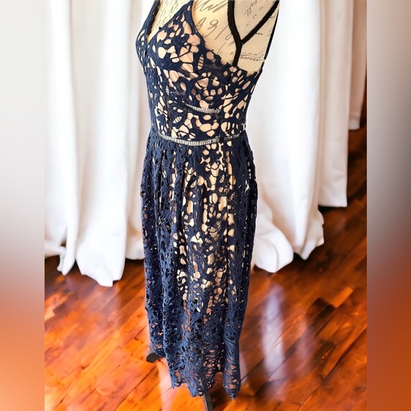 The Clothing Co ELEGANT NAVY BLUE LACE ANKLE-LENGTH MIDI DRESS Medium​ - Picture 5 of 15